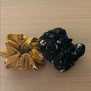 2-pack of brandy Melville scrunchies
